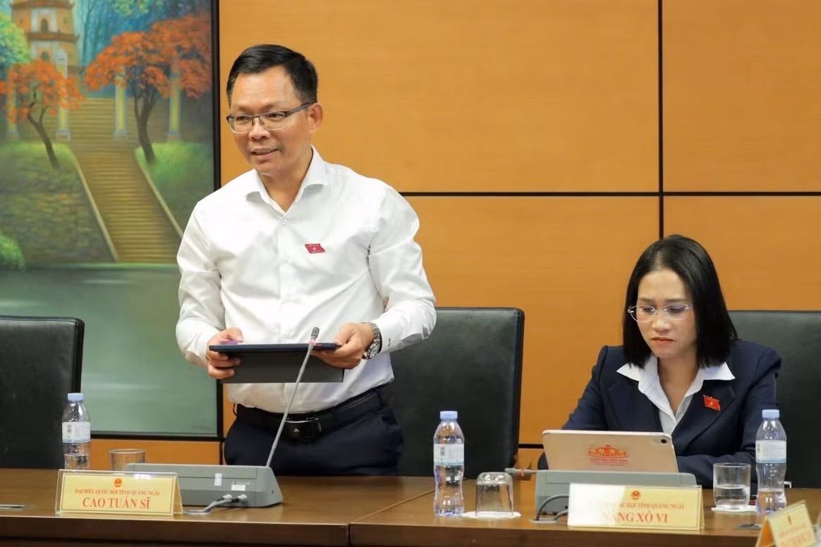 Đại biểu Cao Tuấn Sĩ - Giám đốc NMLD Dung Quất đề nghị khẩn trương xây dựng các giải pháp bảo đảm an ninh năng lượng dài hạn. (Ảnh: L.X).