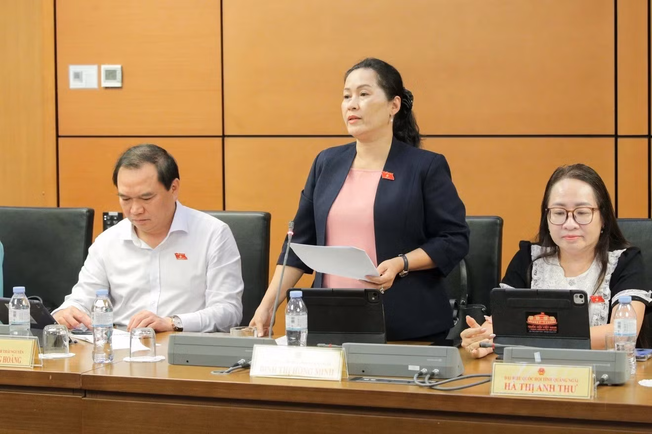 Đại biểu Đinh Thị Hồng Minh - Phó Bí thư Tỉnh ủy, Trưởng Đoàn ĐBQH tỉnh Quảng Ngãi đóng góp ý kiến tại buổi thảo luận. (Ảnh: L.X).