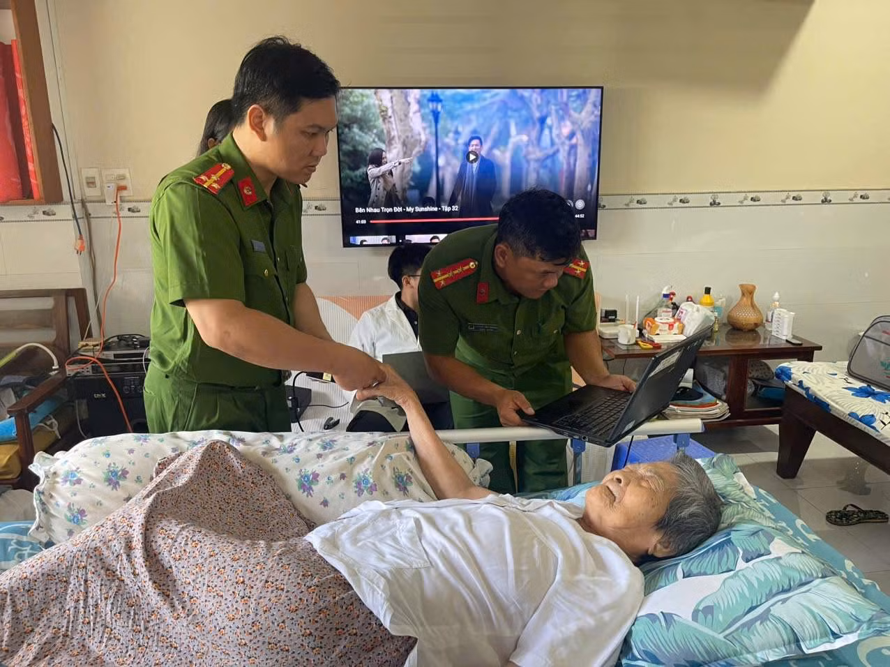 Công an Cần Thơ đến nhà lấy mẫu ADN thân nhân liệt sĩ chưa xác định danh tính.