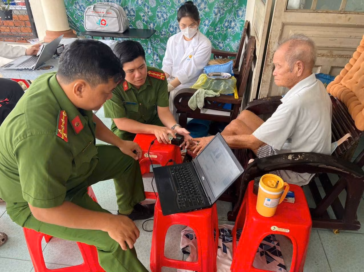 Công an Cần Thơ đến nhà lấy mẫu ADN thân nhân liệt sĩ chưa xác định danh tính.