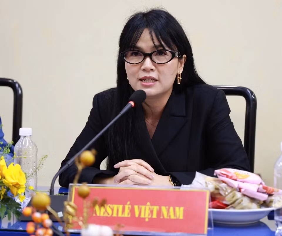 Bà Lê Thị Tú Quỳnh, Giám đốc Ngành hàng Dinh dưỡng và Sức khoẻ tại Nestlé Việt Nam, trả lời câu hỏi của bạn đọc.