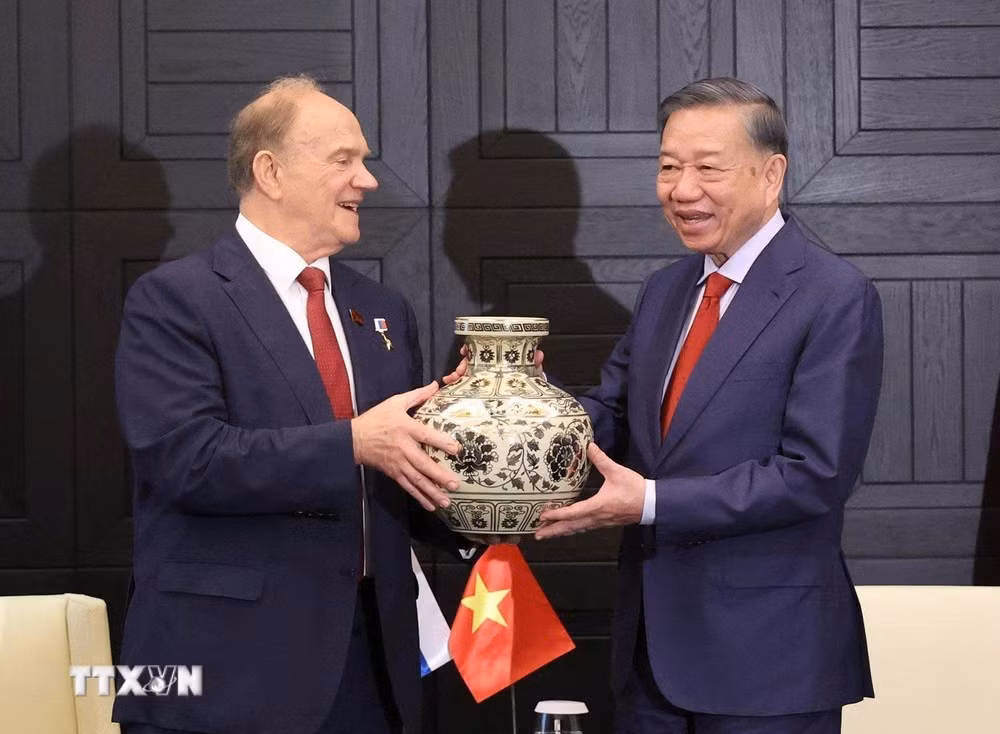 Tổng Bí thư, Chủ tịch nước Tô Lâm tặng quà cho Chủ tịch Đảng Cộng sản Liên bang Nga Gennady Zyuganov. (Ảnh: Thống Nhất/TTXVN)