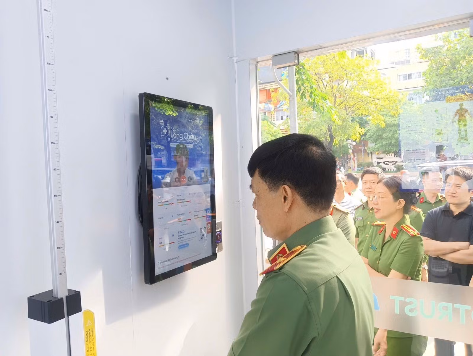 Thiếu tướng Trần Nguyên Quân - Phó Cục trưởng Cục pháp chế và cải cách hành chính, tư pháp, Bộ Công an trải nghiệm tính năng tư vấn sức khỏe trực tuyến cùng bác sĩ. Ảnh: H.Khánh
