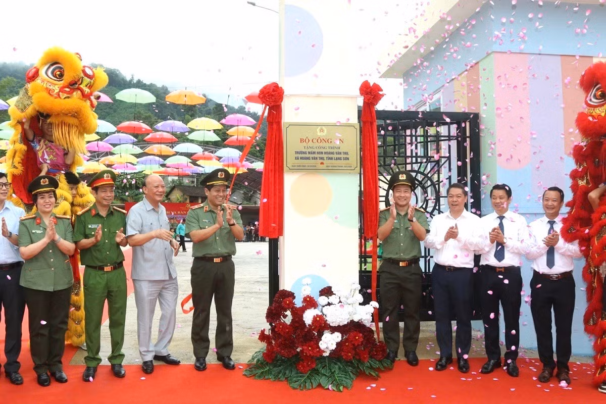 Thiếu tướng Nguyễn Hồng Nguyên, Phó Chánh Văn phòng Bộ Công an, đồng chí Đoàn Thanh Sơn, Phó Chủ tịch UBND tỉnh Lạng Sơn và lãnh đạo Công an tỉnh Lạng Sơn kéo băng khánh thành Trường Mầm non Hoàng Văn Thụ ngày 29/8/2026.