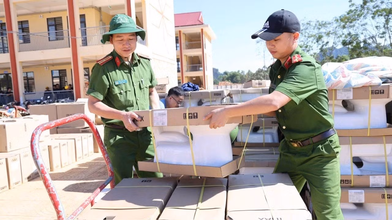 Công an tỉnh Lạng Sơn vận chuyển bàn ghế, thiết bị học tập để lắp ráp cho các phòng học mới.