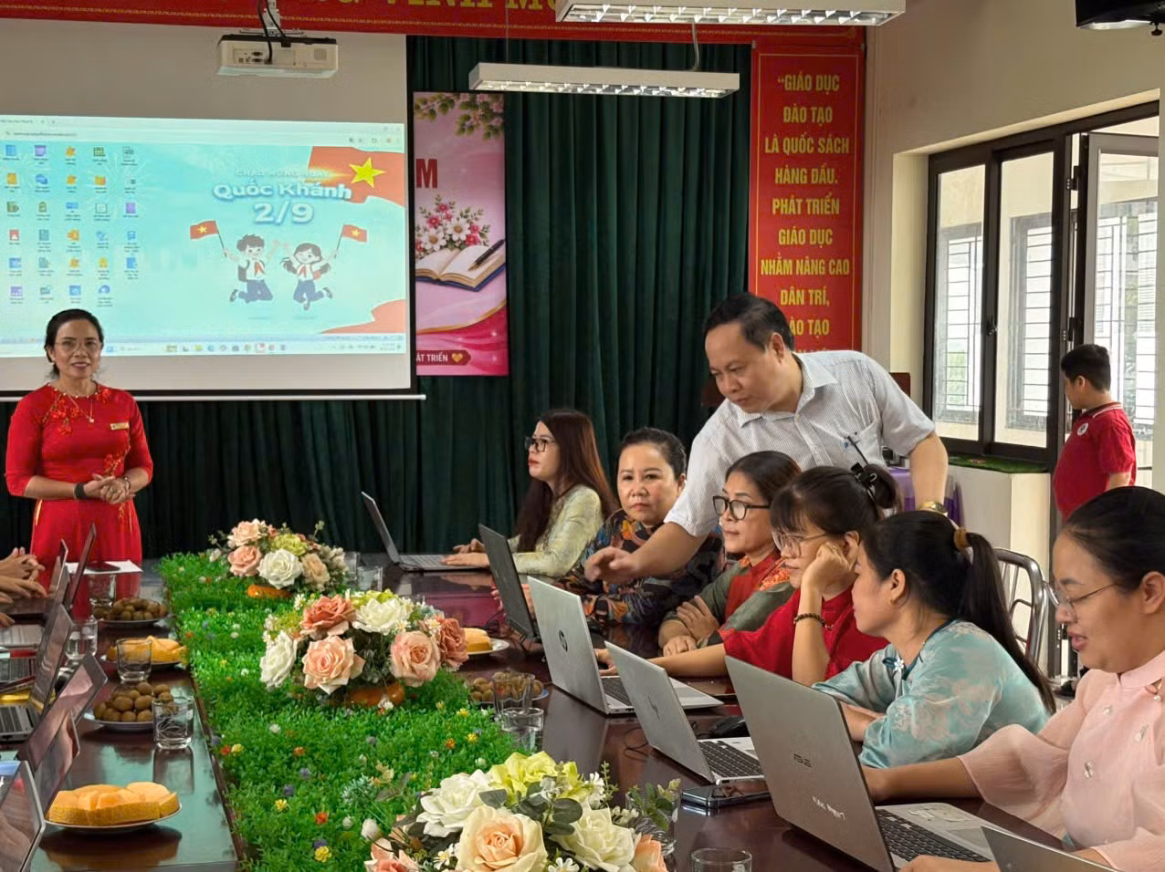 Cán bộ kỹ thuật VNPT hướng dẫn giáo viên Trường Tiểu học Đại Thịnh (sau sáp nhập) thao tác sử dụng các tính năng của hệ sinh thái giáo dục VnEdu.