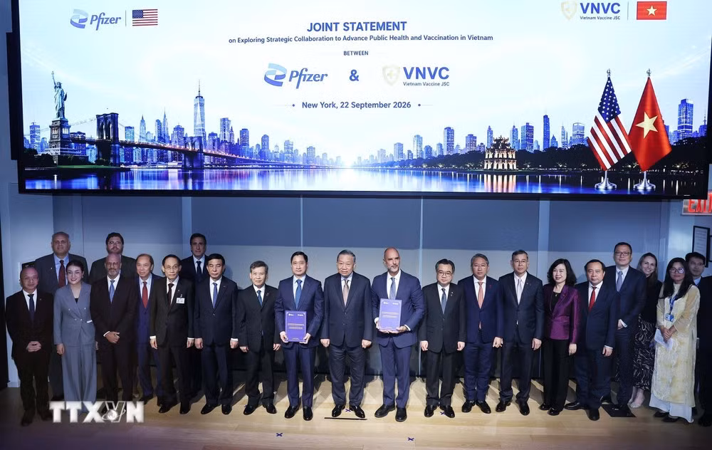 Tổng Bí thư, Chủ tịch nước Tô Lâm chứng kiến Lễ trao văn kiện hợp tác giữa Tập đoàn Dược phẩm Pfizer và Công ty Cổ phần Vaccine Việt Nam (VNVC) về nâng cao năng lực tiêm chủng vaccine, phòng bệnh, chăm sóc sức khỏe tại Việt Nam. (Ảnh: Thống Nhất/TTXVN)