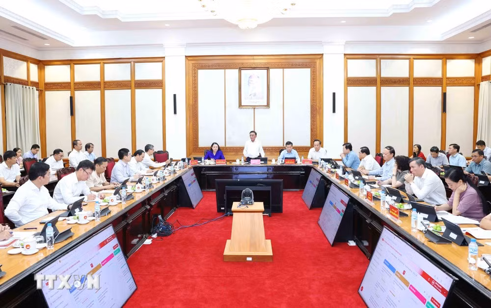 Thường trực Ban Bí thư Trần Cẩm Tú chủ trì Cuộc họp về Hệ thống giám sát, điều hành thông minh và hệ thống quản lý công việc, đánh giá cán bộ trên môi trường số. (Ảnh: Phương Hoa/TTXVN)