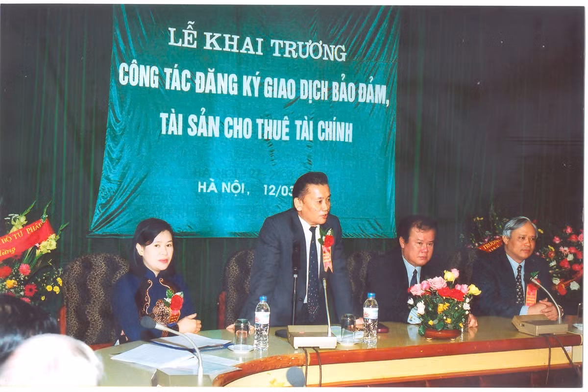 Lễ khai trương công tác đăng ký giao dịch bảo đảm (đăng ký biện pháp bảo đảm) ngày 12/3/2002.