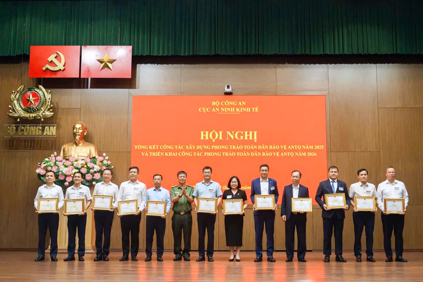 Phó Tổng Giám đốc Agribank Phạm Chí Thành đại diện Agribank nhận Công nhận đạt tiêu chuẩn “An toàn về an ninh, trật tự”.