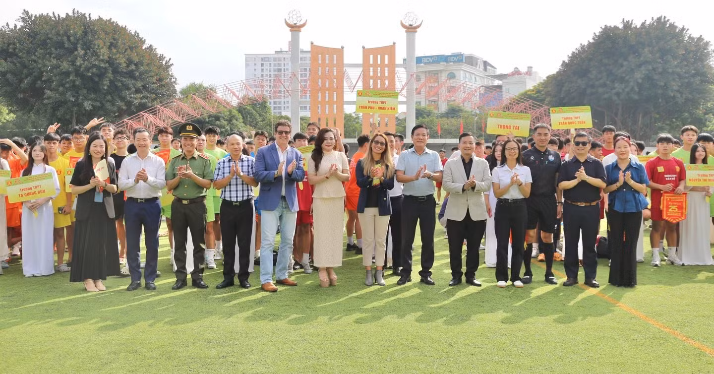 Lãnh đạo các cơ quan trung ương, ban, ngành thành phố Hà Nội cùng đại biểu tặng cờ lưu niệm cho 130 đội bóng.