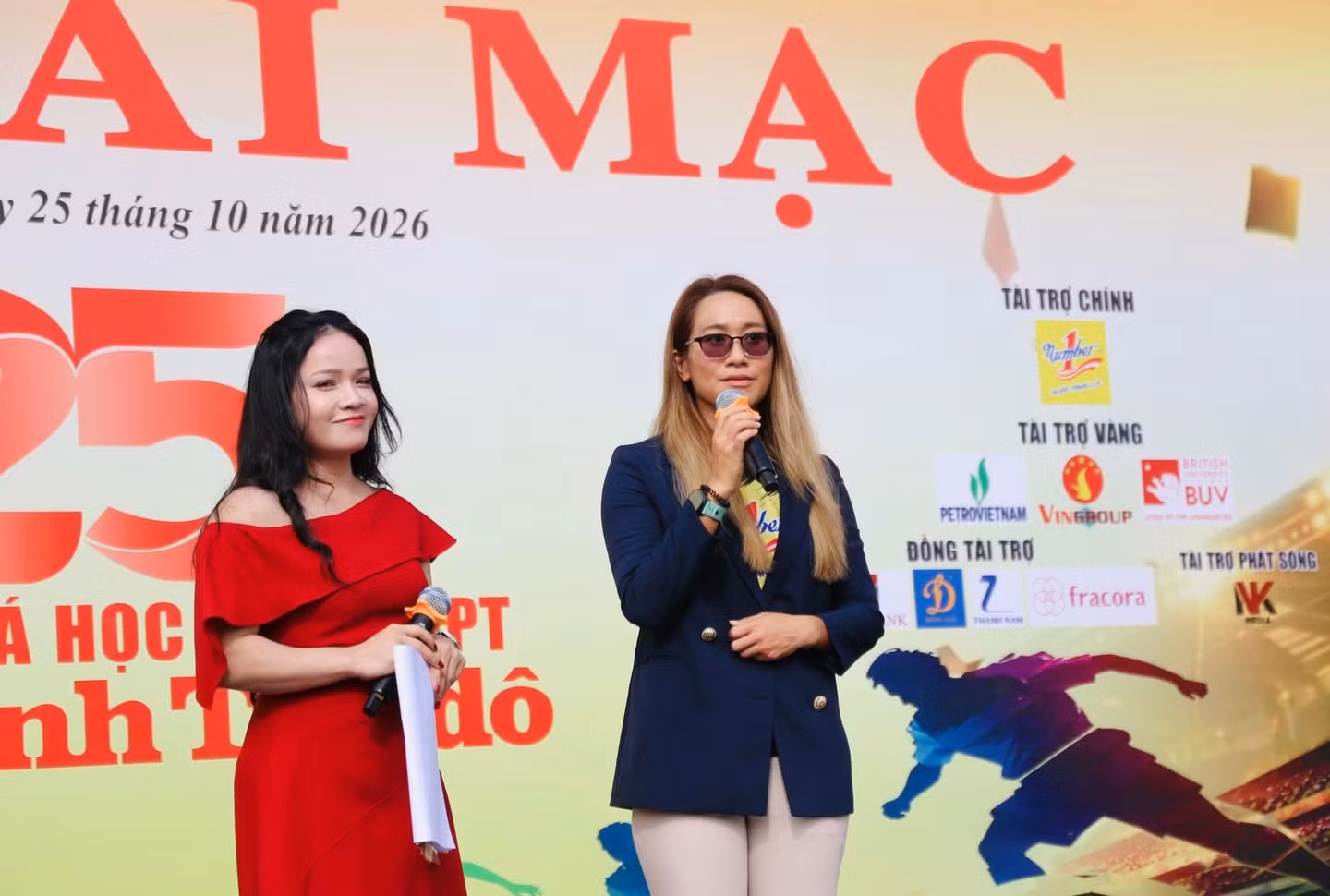 Chị Vũ Phương Thanh - vận động viên siêu sức bền, đại diện Tập đoàn Tân Hiệp Phát chia sẻ, truyền cảm hứng tới các cầu thủ học sinh.