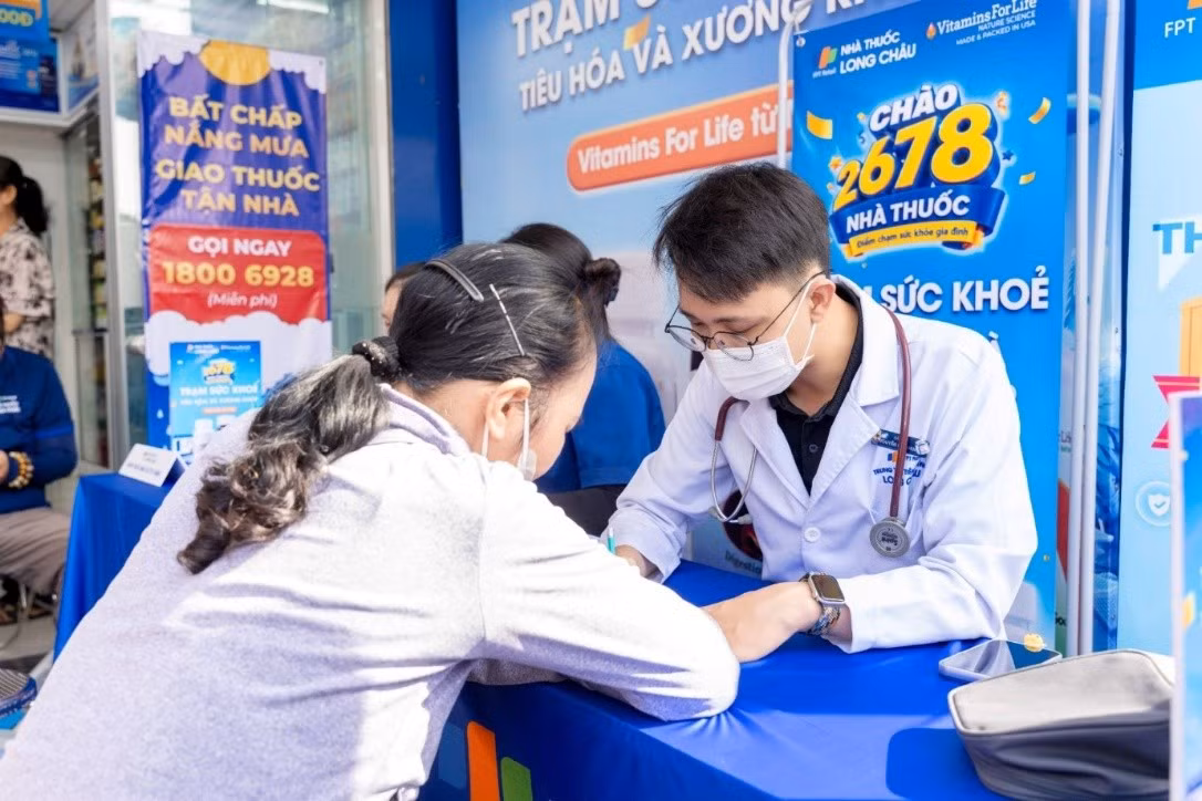 Chuỗi nhà thuốc Long Châu trở thành điểm kết nối cộng đồng, giúp người dân tiếp cận kiến thức y khoa, tư vấn và tầm soát trực tiếp, miễn phí với bác sĩ, kiến tạo hành trình chăm sóc sức khỏe bền vững.