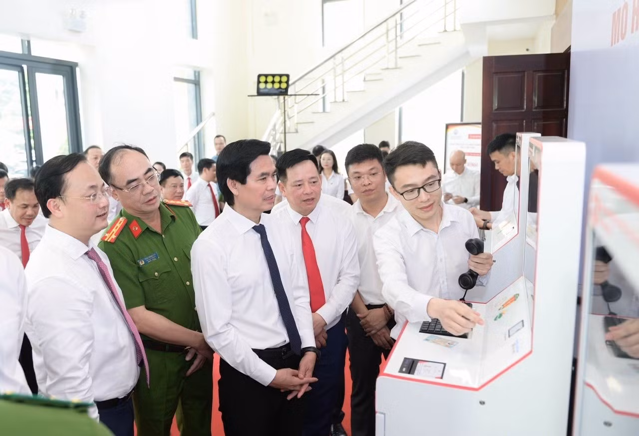 Bí thư Tỉnh ủy Lạng Sơn Hoàng Quốc Khánh và các đại biểu tham quan và trải nghiệm dịch vụ tiện ích số tại Trạm dịch vụ công số phường Đông Kinh.