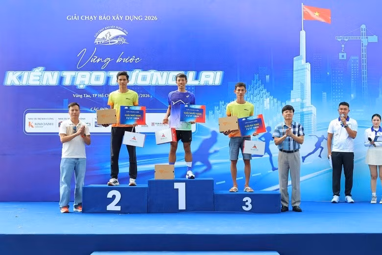 Ban Tổ chức trao giải Nhất, Nhì, Ba cho các vận động viên xuất sắc ở các cự ly thi 10km nam, nữ.