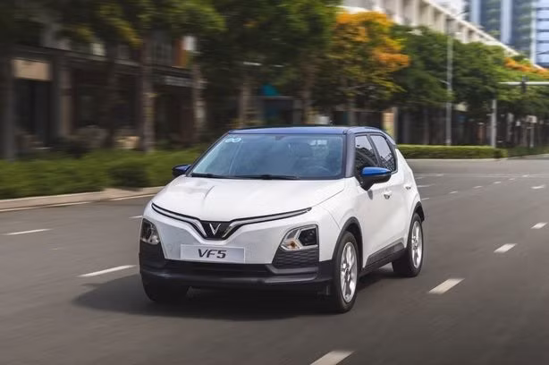 Với phạm vi hoạt động hơn 300 km, VF 5 đáp ứng khá linh hoạt cả nhu cầu di chuyển đô thị lẫn những chuyến du lịch ngắn ngày.