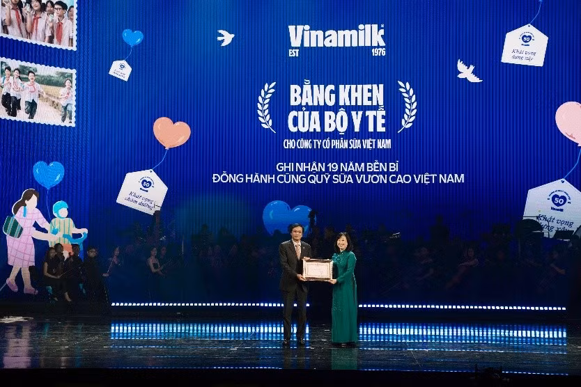 Đại diện Vinamilk, ông Nguyễn Hạnh Phúc - nguyên Uỷ viên Trung ương Đảng, Nguyên Tổng thư ký Quốc hội, Chủ tịch Hội đồng Quản trị - đón nhận Bằng khen của Ủy viên Trung ương Đảng, Bộ trưởng Bộ Y tế Đào Hồng Lan vì đã có nhiều thành tích đóng góp cho trẻ em thông qua Quỹ sữa Vươn cao Việt Nam (Ảnh: Minh Anh).