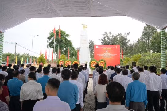 Cán bộ, công nhân viên ngành cao su dâng hương tại Di tích lịch sử Phú Riềng Đỏ.