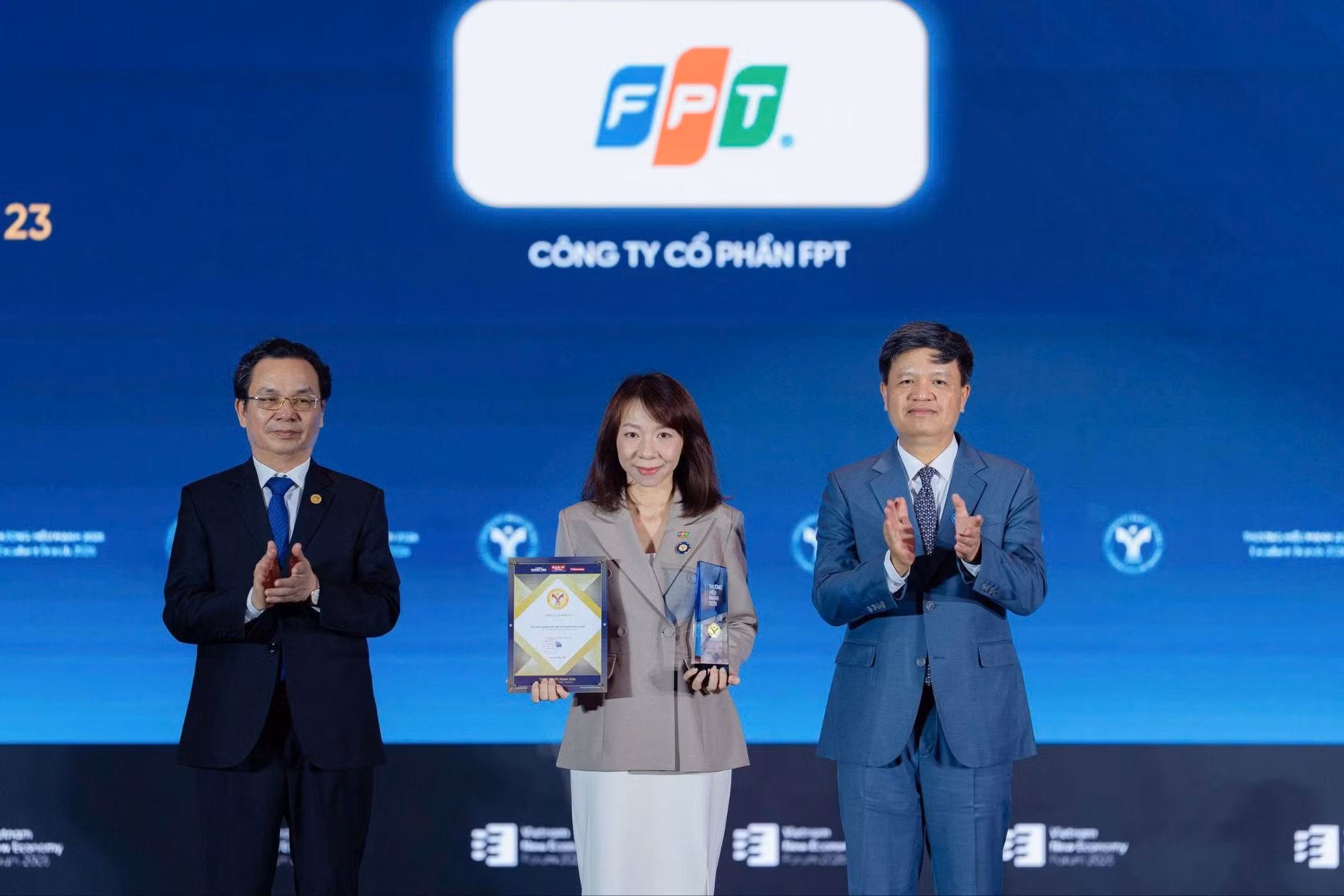 Bà Mai Thị Lan Anh - Giám đốc Truyền thông Tập đoàn FPT nhận bằng khen và cúp vinh danh Tập đoàn FPT được vinh danh trong Top 10 Thương hiệu doanh nghiệp dẫn đầu khu vực kinh tế tư nhân tại Lễ Công bố và Vinh danh Thương hiệu Mạnh Việt Nam 2026.