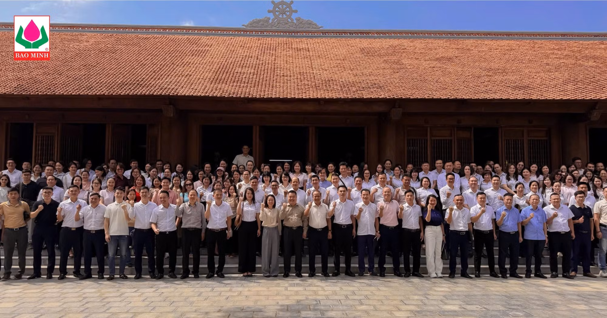 Lãnh đạo và cán bộ của Bảo Minh miền Bắc tham dự hội nghị chụp ảnh lưu niệm tại chùa Vĩnh Nghiêm.