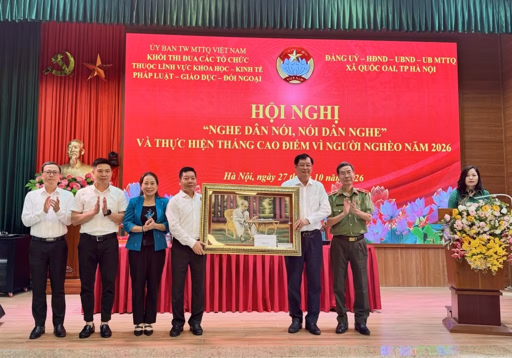 Khối thi đua các tổ chức thuộc lĩnh vực Khoa học – Kinh tế – Pháp luật – Giáo dục – Đối ngoại tặng Bức tranh Bác Hồ cho UBND xã Quốc Oai.