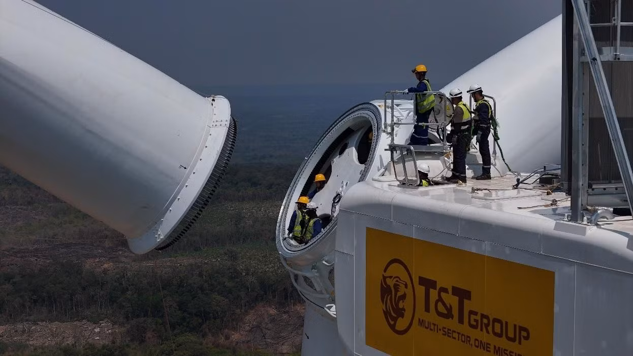 Kỹ sư, công nhân thi công lắp đặt tuabin gió tại dự án Savan 1 của T&amp;T Group. Ảnh: Anh Chiến.