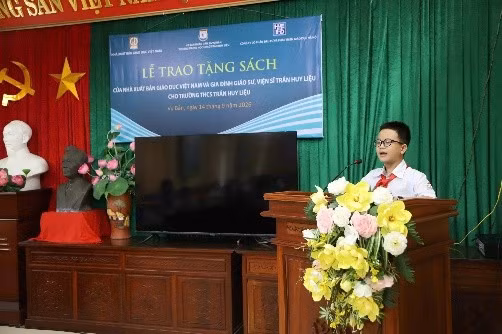 Em Bùi Quốc Vượng, học sinh lớp 7A2 Trường THCS Trần Huy Liệu chia sẻ niềm vui đọc sách tại buổi lễ.