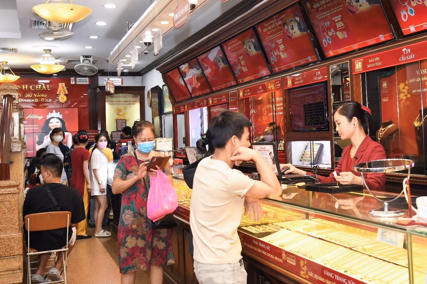 Hình ảnh khách hàng giao dịch tại Bảo Tín Minh Châu.