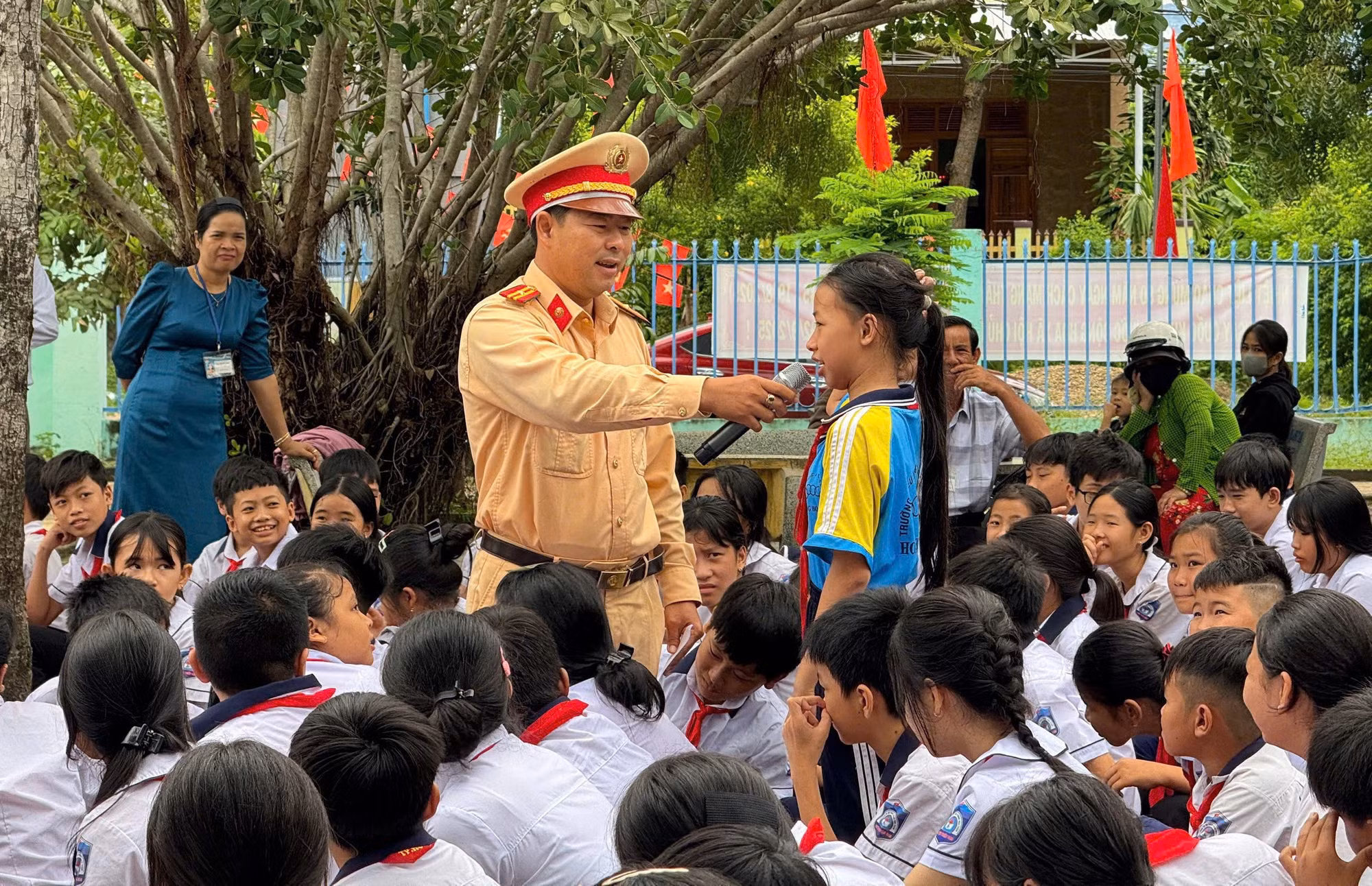 dskh4-can-bo-phong-csgt-cong-an-tinh-khanh-hoa-tuyen-truyen-pho-bien-phap-luat-ve-giao-thong-duong-bo-duong-sat-tai-cac-truong-hoc.jpg