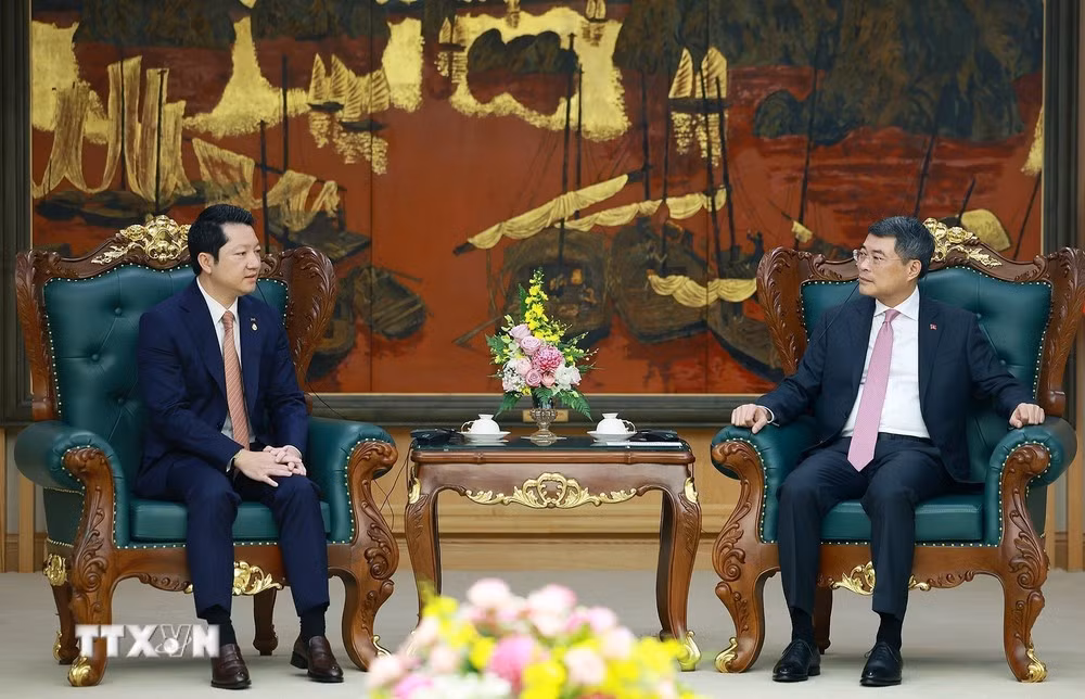 Thủ tướng Lê Minh Hưng tiếp Bộ trưởng Bộ Thanh tra Campuchia Sok Soken. (Ảnh: Dương Giang/TTXVN)