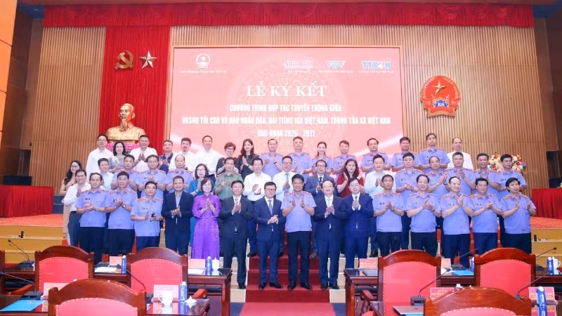 Các đại biểu chụp ảnh lưu niệm tại lễ ký kết. (Ảnh: TRUNG KIÊN)