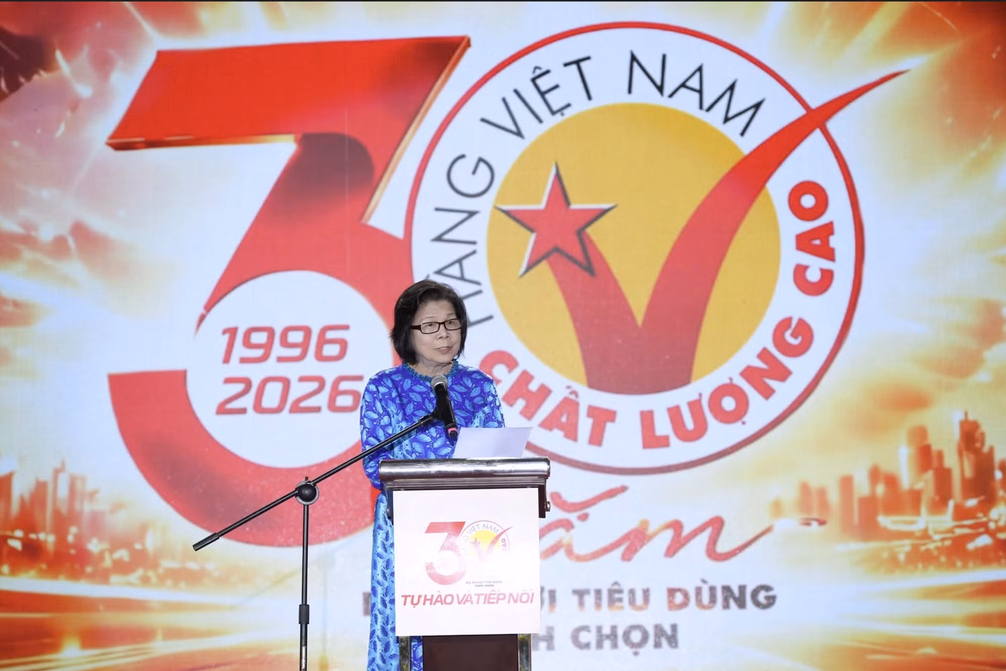 Bà Vũ Kim Hạnh, Chủ tịch Hiệp hội Doanh nghiệp Hàng Việt Nam Chất lượng cao, phát biểu tại sự kiện khai mạc Lễ hội kỷ niệm 30 năm HVNCLC (Ảnh: Minh Anh).