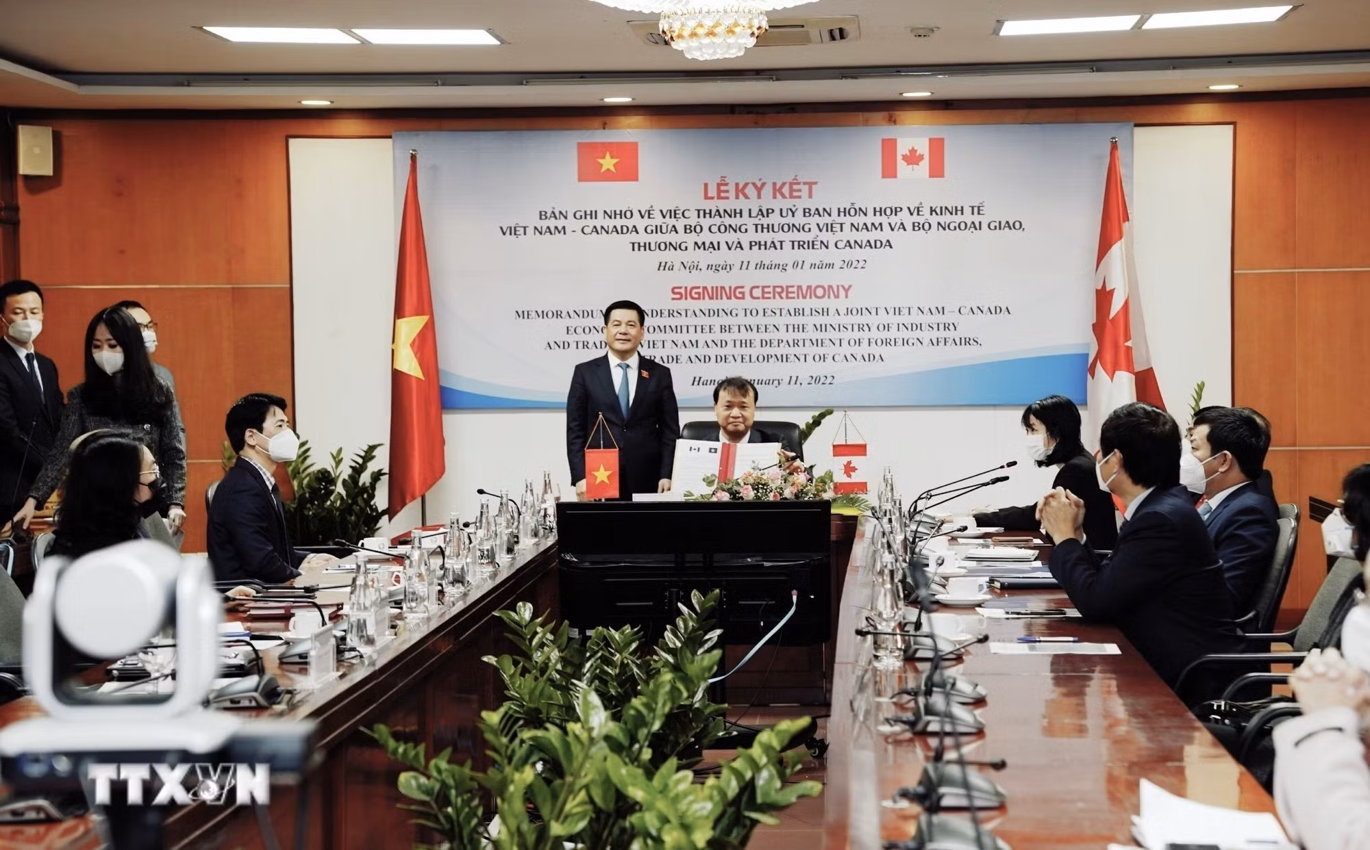 Ngày 11/01/2022, Bộ Công Thương và Bộ Ngoại giao Việt Nam, Thương mại và Phát triển Canada đã ký kết Bản ghi nhớ về việc thành lập Ủy ban hỗn hợp về kinh tế giữa Việt Nam và Canada theo hình thức trực tuyến. Trong khuôn khổ Ủy ban hỗn hợp, hai nước cần ưu tiên thảo luận các biện pháp thúc đẩy kinh tế - thương mại, đầu tư song phương, thông qua việc tận dụng những ưu đãi của Hiệp định CPTPP…(Ảnh: Trần Việt/TTXVN)