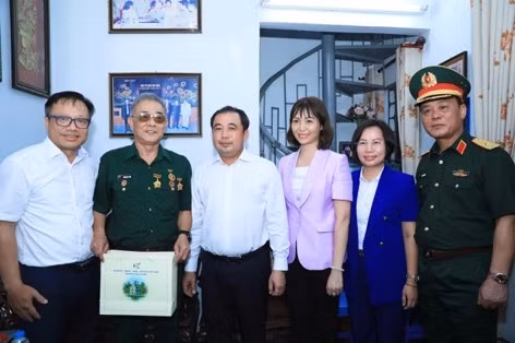 Bí thư Thành ủy Hà Nội Trần Đức Thắng thăm, tặng quà các thương binh tiêu biểu phường Hoàn Kiếm ảnh 2