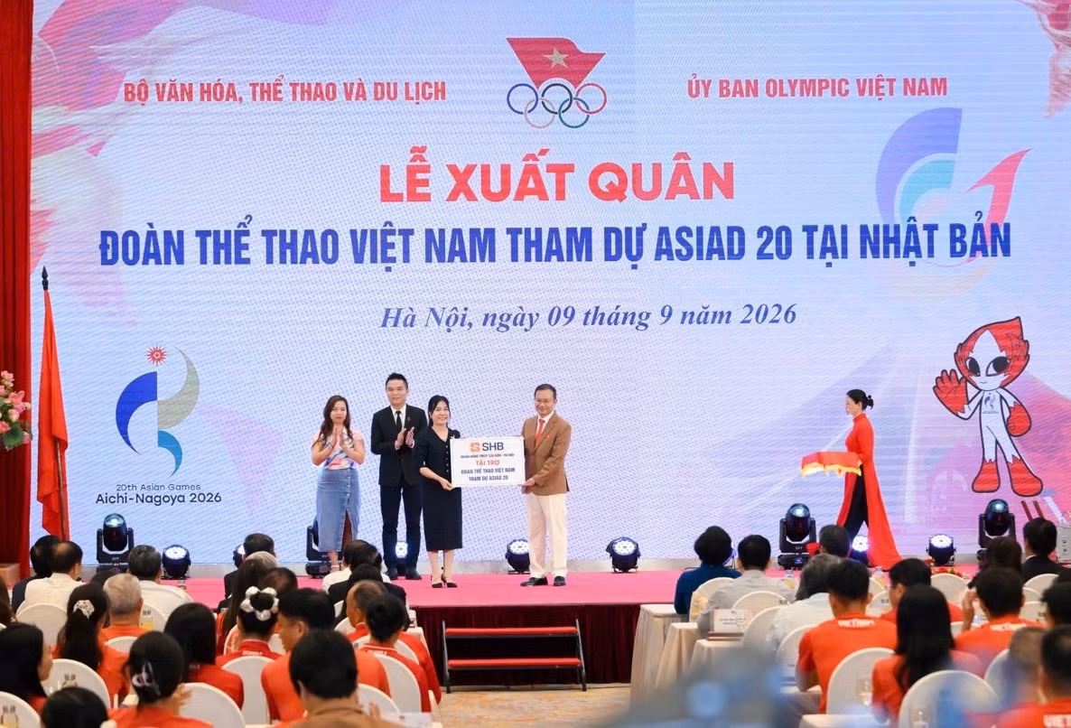 Phó Tổng Giám đốc SHB Ninh Thị Lan Phương đại diện Ngân hàng trao bảng tài trợ tới Đoàn Thể thao Việt Nam.