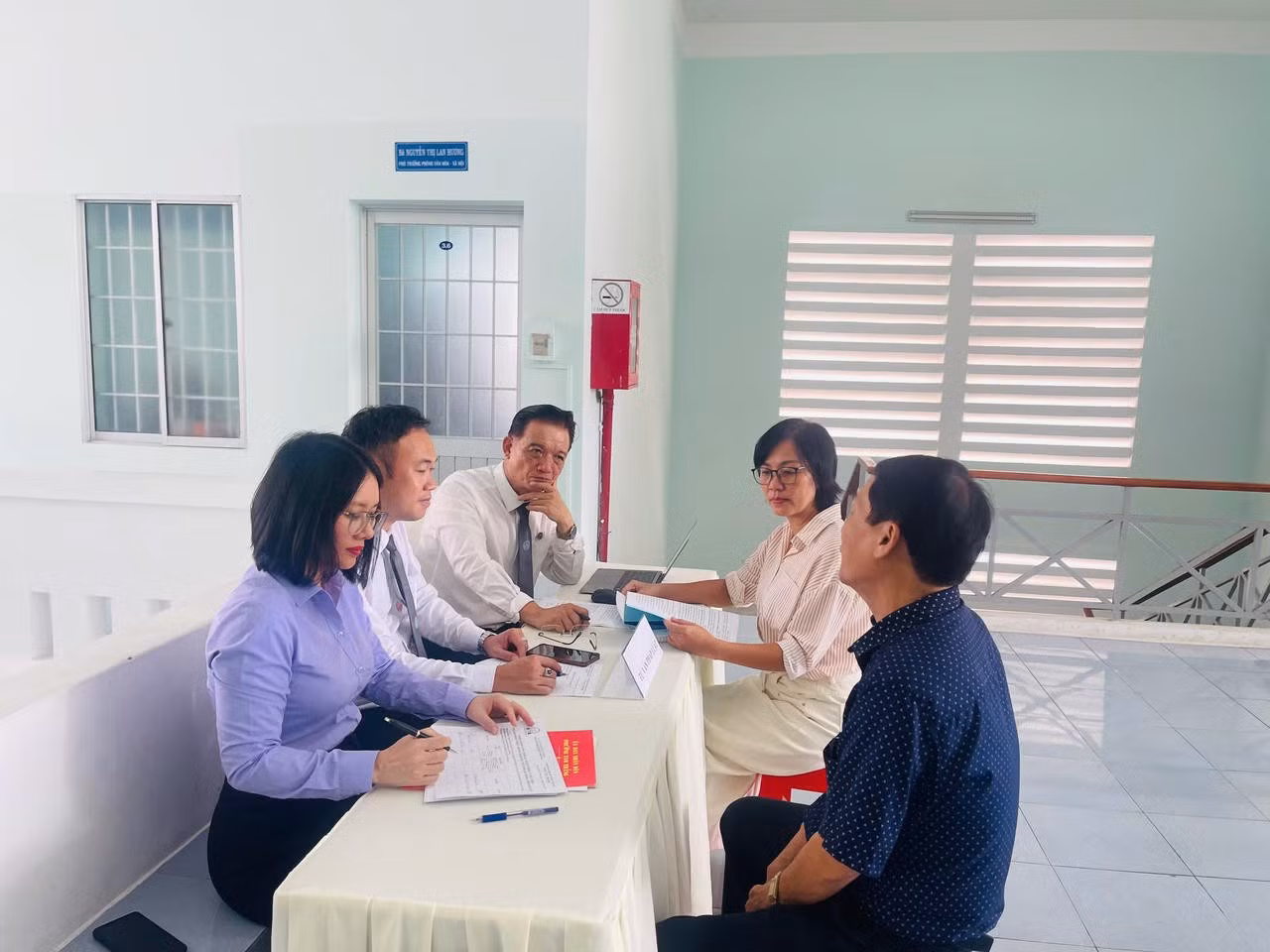 Lãnh đạo Trung tâm trợ giúp pháp lý Nhà nước TP Hồ Chí Minh tư vấn pháp luật, tiếp nhận thông tin về trợ giúp pháp lý của người dân.