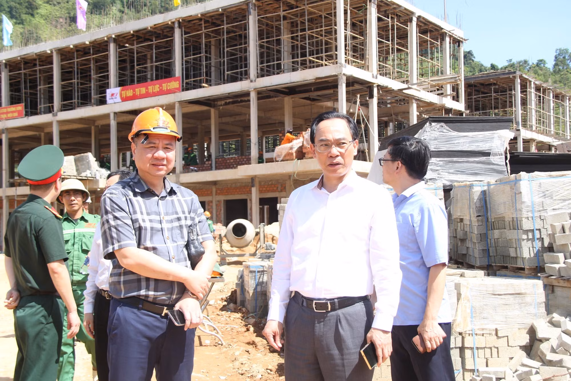 Đoàn công tác đánh giá cao những nỗ lực trong khắc phục khó khăn để đảm bảo tiến độ thi công tại công trình trường nội trú xã Hùng Sơn.