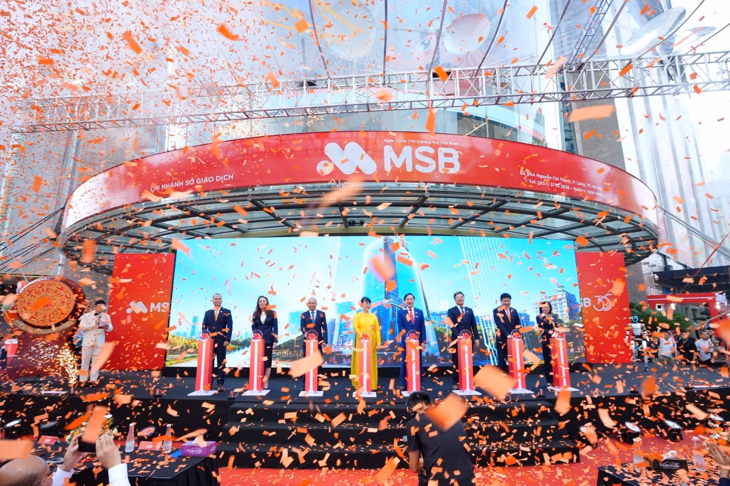 Ban Lãnh đạo MSB và khách mời thực hiện nghi thức khai trương Hội sở chính và Chi nhánh Sở Giao Dịch MSB.