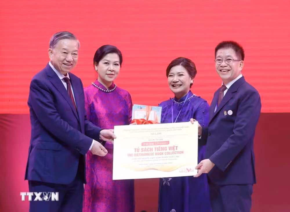 Tổng Bí thư, Chủ tịch nước Tô Lâm và Phu nhân trao tặng tượng trưng "Tủ sách tiếng Việt" cho Hội người Việt Nam toàn Thái Lan.