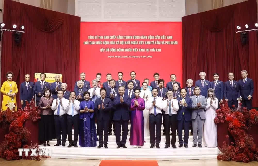Tổng Bí thư, Chủ tịch nước Tô Lâm nói chuyện thân mật với cộng đồng người Việt Nam tại Thái Lan. 