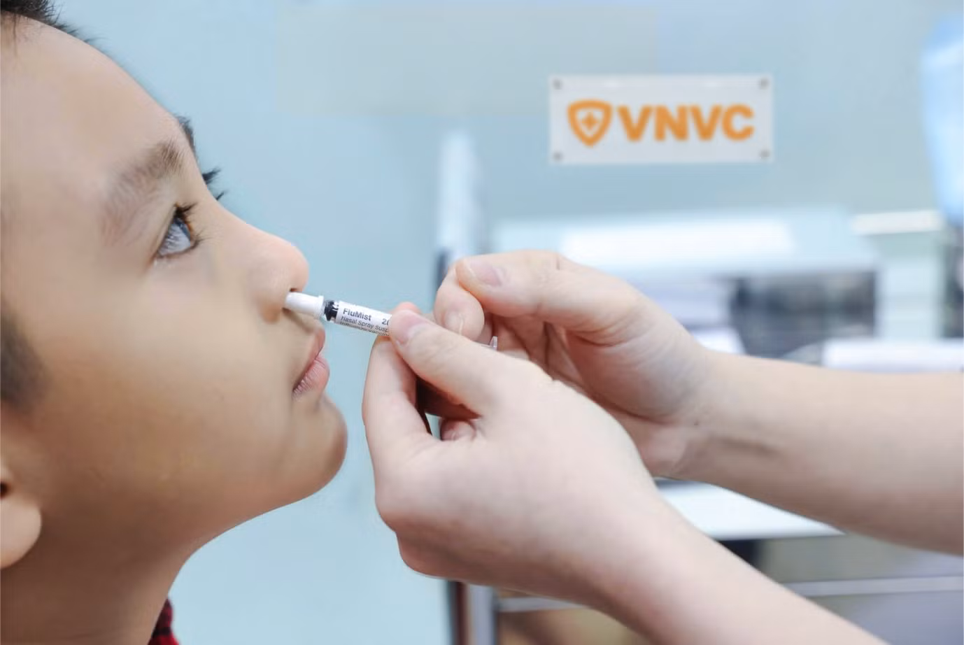 Cận cảnh sử dụng vaccine cúm công nghệ mới bằng cách "xịt phun sương" nhẹ nhàng và thuận tiện. Ảnh: Nhân Lê