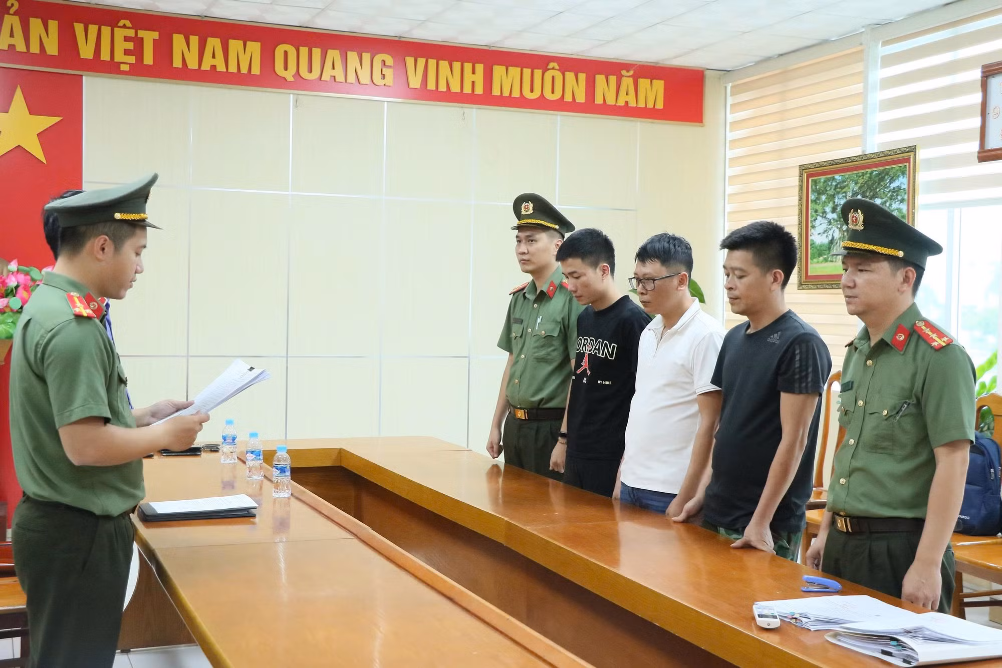 cqdt-tong-dat-cac-quyet-dinh-khoi-to-bi-can-tu-trai-qua-phai-tran-minh-duc-do-cao-thanh-phung-van-sy.jpg