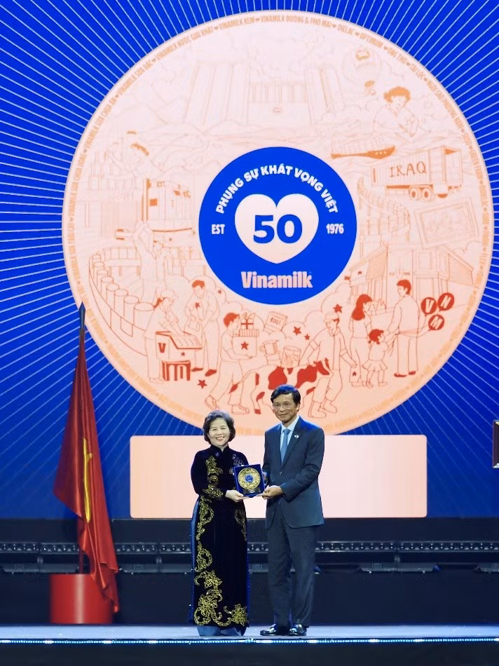 Chủ tịch HĐQT Vinamilk Nguyễn Hạnh Phúc trao Kỷ niệm chương 50 năm cống hiến trọn đời cho Tổng Giám đốc Mai Kiều Liên. Ảnh: Vi Nam.