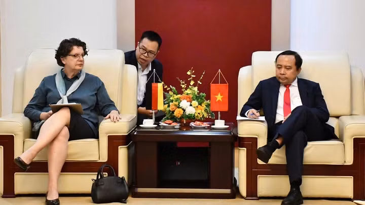 Bộ trưởng Bộ KH&amp;CN Vũ Hải Quân làm việc với bà Helga Margarete Barth, Đại sứ đặc mệnh toàn quyền CHLB Đức tại Việt Nam.