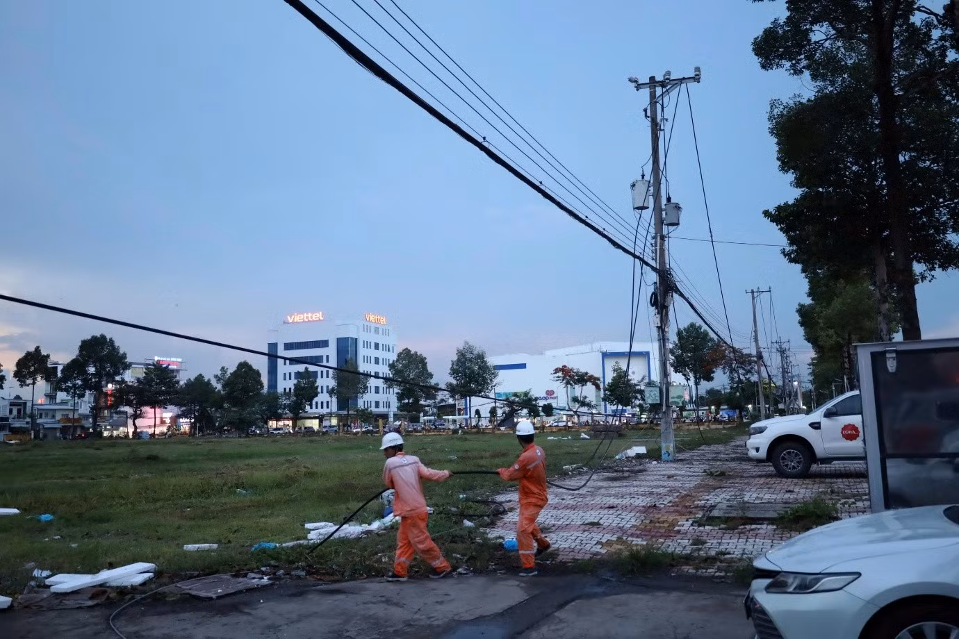 Công ty Điện lực Đồng Tháp xuyên đêm khắc phục thiên tai ảnh 1
