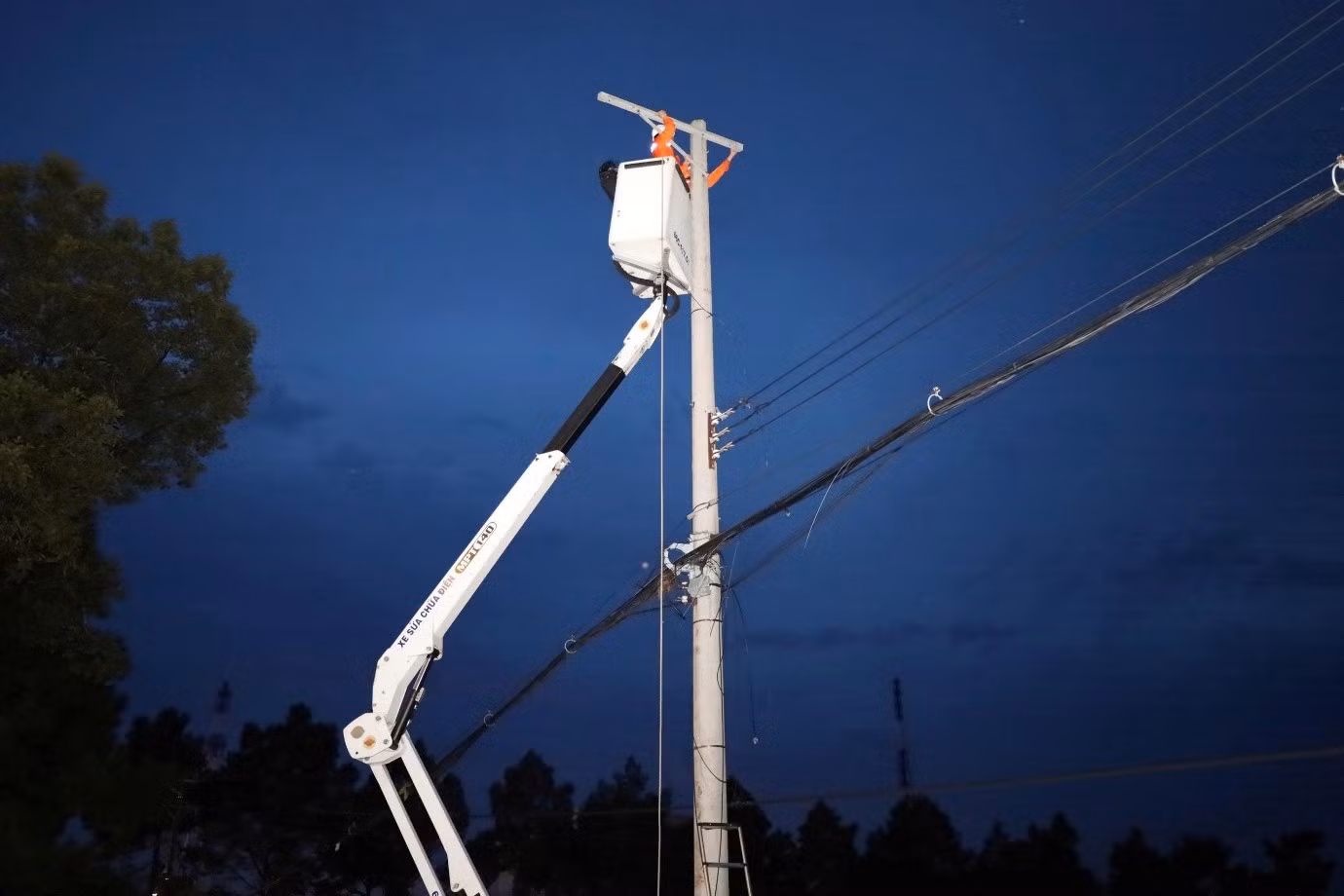 Công ty Điện lực Đồng Tháp xuyên đêm khắc phục thiên tai ảnh 10