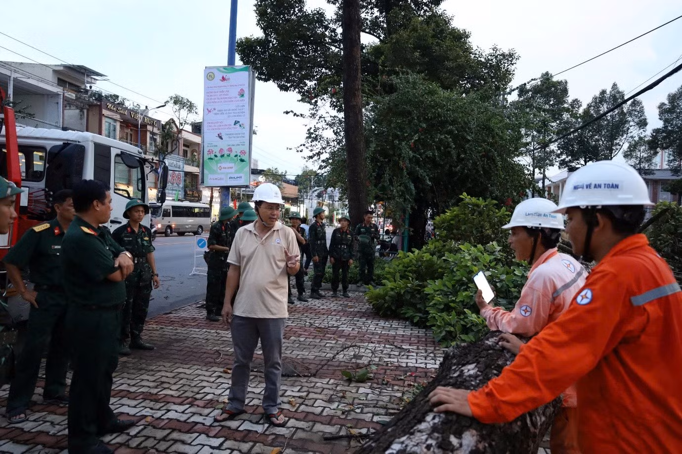 Công ty Điện lực Đồng Tháp xuyên đêm khắc phục thiên tai ảnh 11