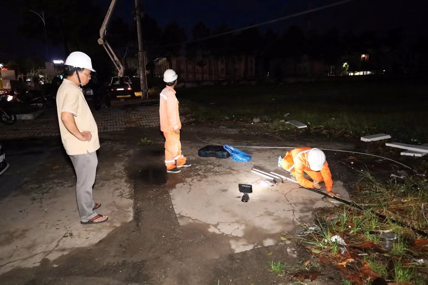 Công ty Điện lực Đồng Tháp xuyên đêm khắc phục thiên tai ảnh 4