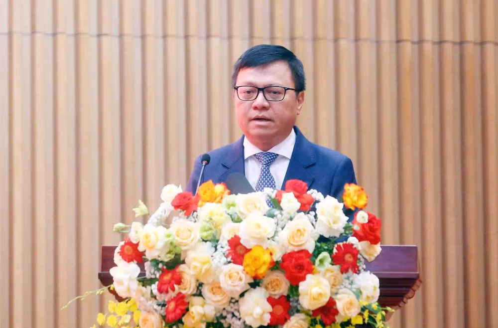 Đồng chí Lê Quốc Minh, Ủy viên Trung ương Đảng, Tổng Biên tập Báo Nhân Dân, Phó trưởng Ban Tuyên giáo và Dân vận Trung ương, Chủ tịch Hội Nhà báo Việt Nam phát biểu tại buổi lễ. (Ảnh: TRUNG KIÊN)