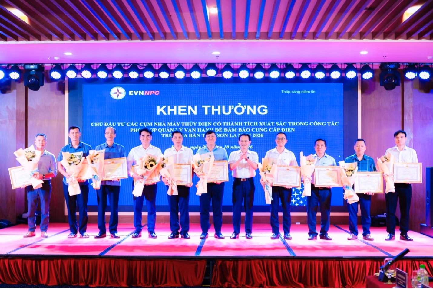 Nhân dịp này, EVNNPC biểu dương, khen thưởng 10 đơn vị chủ đầu tư các cụm nhà máy thủy điện có thành tích xuất sắc trong phối hợp quản lý vận hành năm 2026.